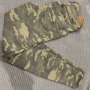 Women’s American Eagle Super stretch Camo Jeans